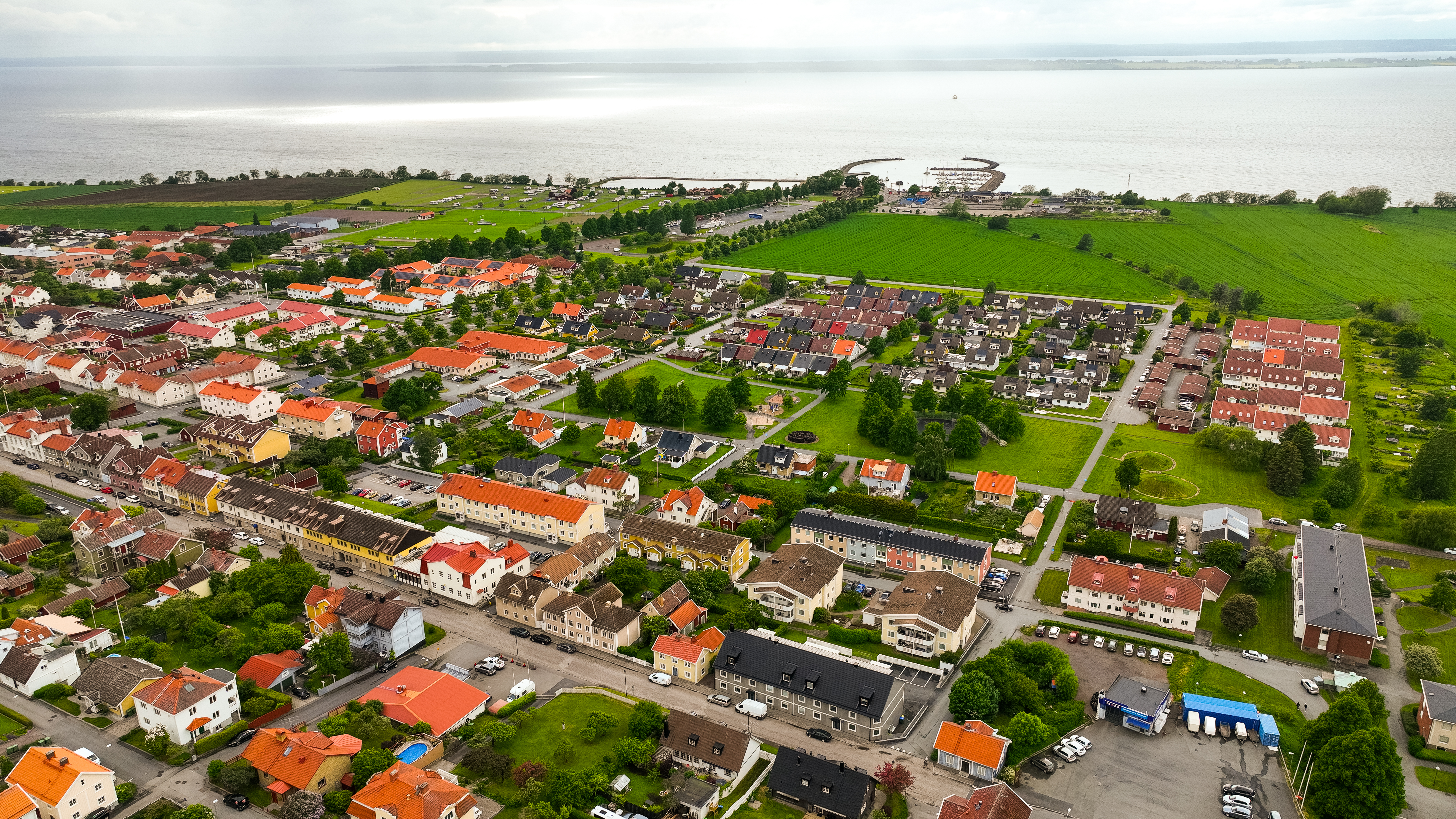 Gränna är vackert belägen vid sjön Vättern med Visingsö i bakgrunden. Sjögatan är en del av samhäll