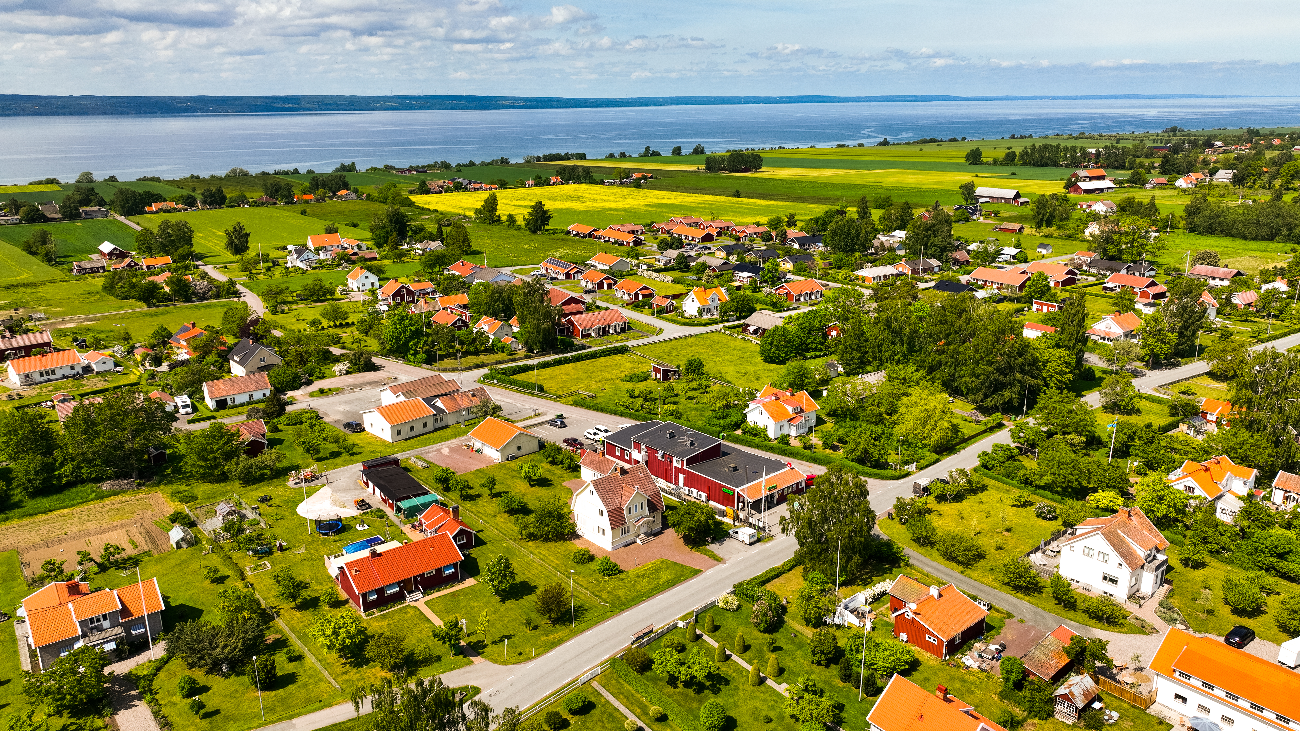 Vackra, vackra Visingsö med alla sina åkrar och ängar med sjön Vättern som inramning. Norrbovägen h