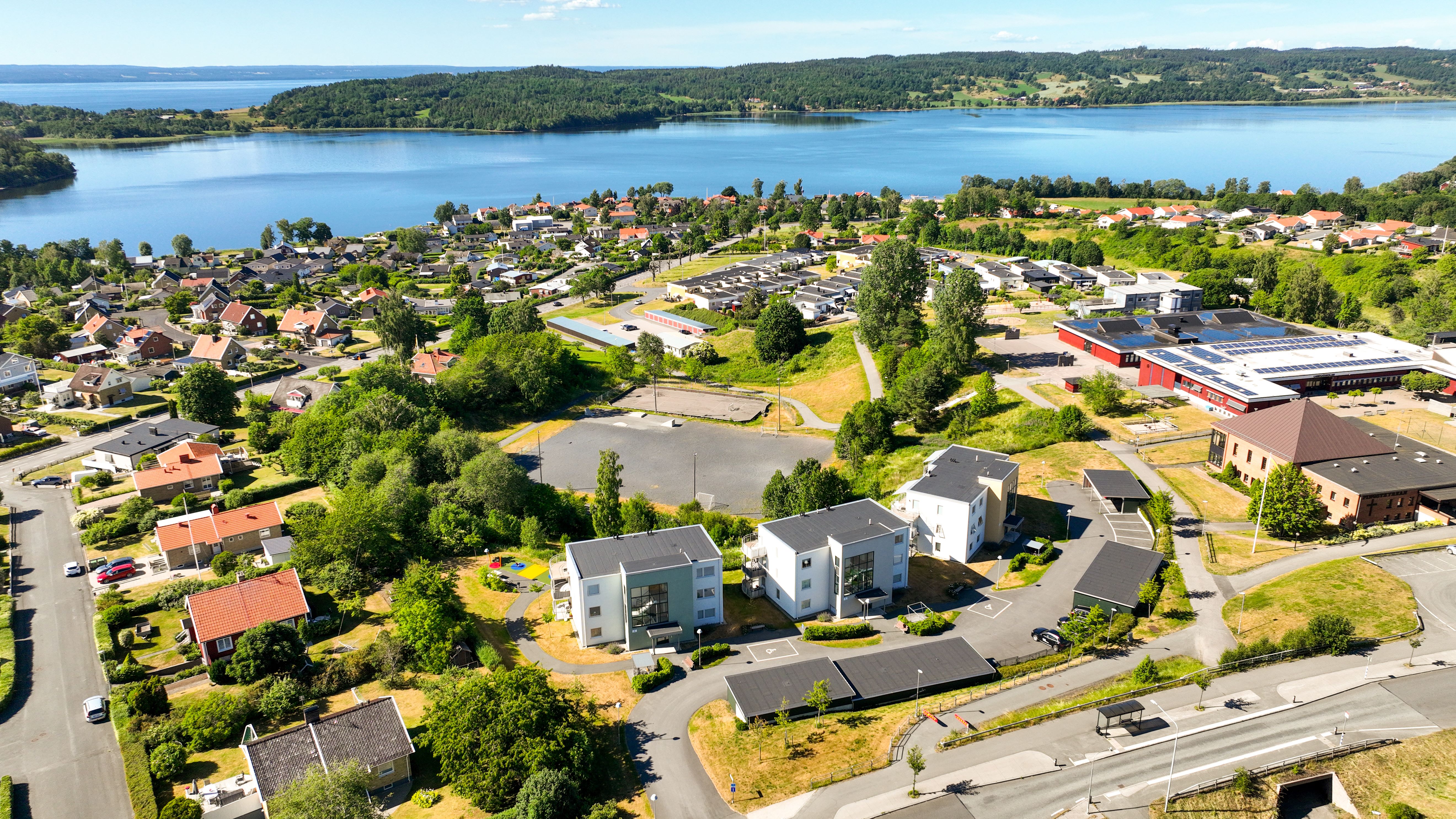 Kaxholmen ligger vackert beläget vid Landsjön och från Tunnlandsvägen ser man ut över bygden.