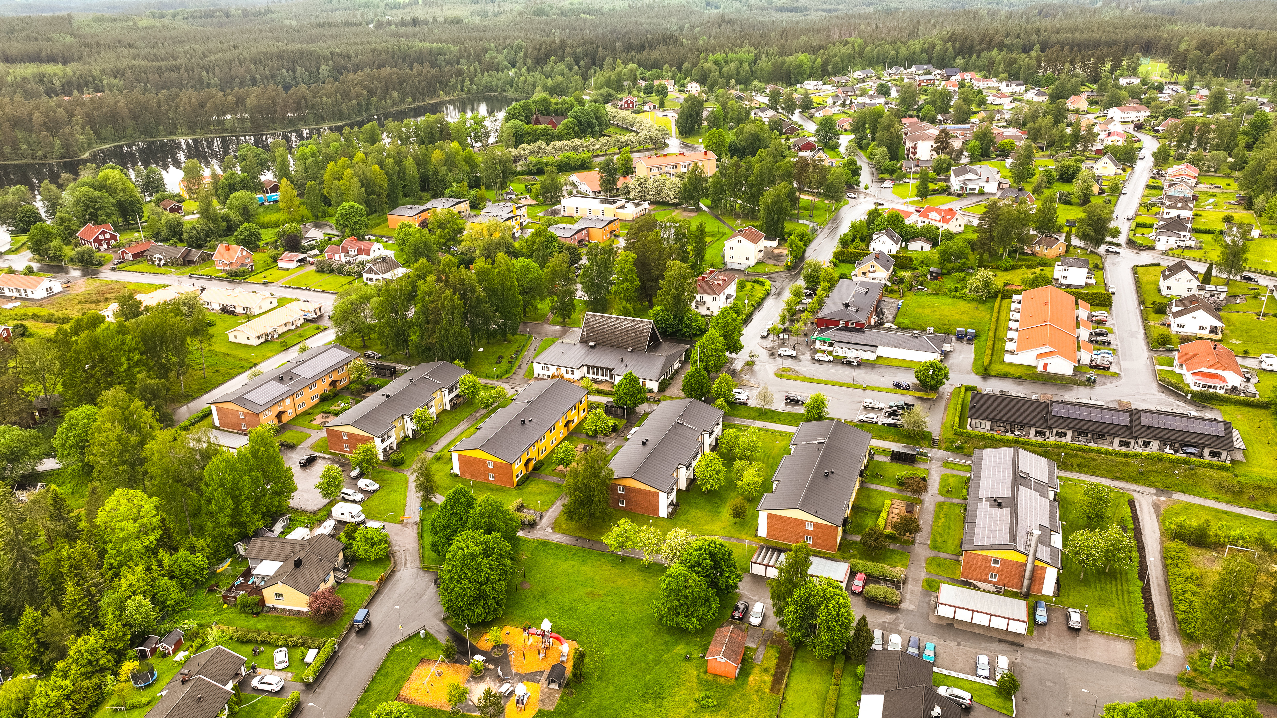 Samhället Bottnaryd ligger vackert vid en sjö och Vävarevägen ligger i Bottnaryds centrum med affär